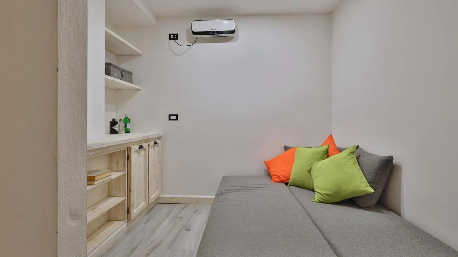 Quiet House Milano In Navigli Sleeps 4 Apartment 0*, Milan Italy